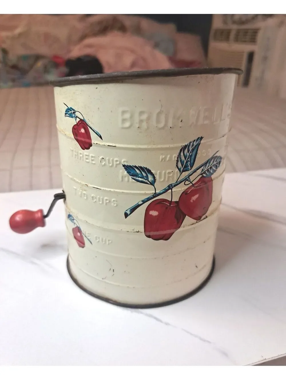 Vintage 1950's Bromwell's 3-Cup Measuring Flour Sifter Red Apple Crank Handle